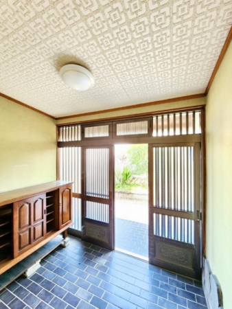 枚方市杉、中古一戸建ての玄関画像です
