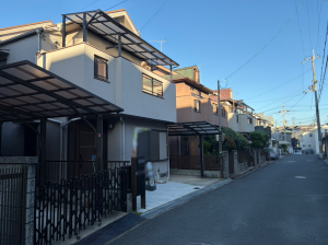 枚方市長尾元町、中古一戸建ての前面道路を含む現地写真画像です