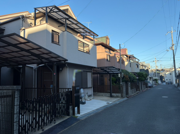 枚方市長尾元町、中古一戸建ての前面道路を含む現地写真画像です