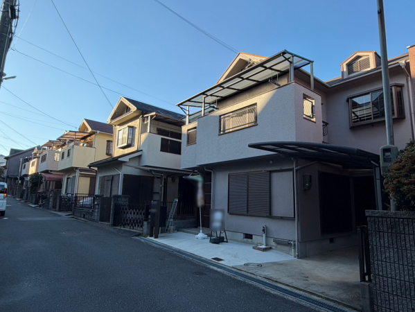 枚方市長尾元町、中古一戸建ての前面道路を含む現地写真画像です