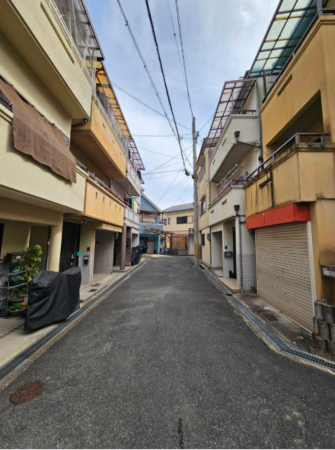 枚方市長尾元町、中古一戸建ての前面道路を含む現地写真画像です
