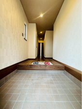 京田辺市花住坂、中古一戸建ての玄関画像です