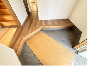 京田辺市山手東、中古一戸建ての玄関画像です