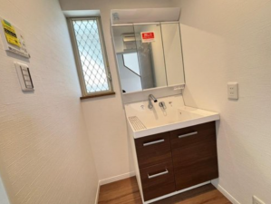 京田辺市山手東、中古一戸建ての洗面画像です