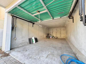 京田辺市山手東、中古一戸建ての駐車場画像です