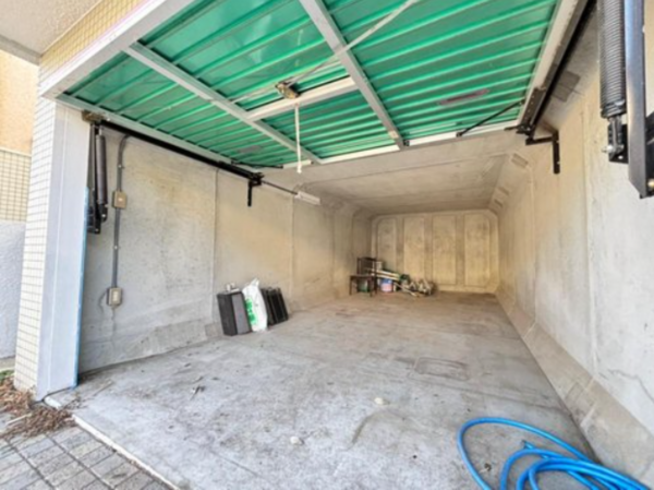 京田辺市山手東、中古一戸建ての駐車場画像です