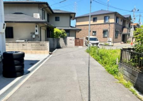 枚方市野村元町、新築一戸建ての前面道路を含む現地写真画像です