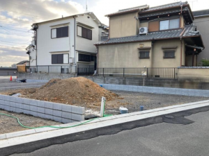 枚方市招提大谷、土地の前面道路を含む現地写真画像です