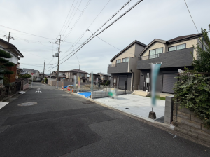 枚方市長尾東町、新築一戸建ての前面道路を含む現地写真画像です