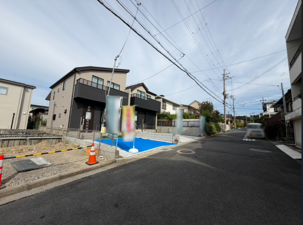 枚方市長尾東町、新築一戸建ての前面道路を含む現地写真画像です
