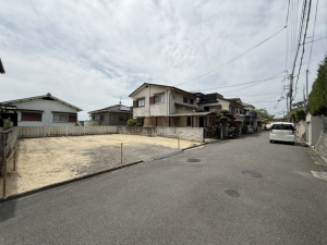 枚方市杉山手、土地の前面道路を含む現地写真画像です