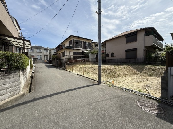 枚方市長尾家具町、土地の前面道路を含む現地写真画像です