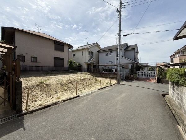 枚方市長尾家具町、土地の前面道路を含む現地写真画像です