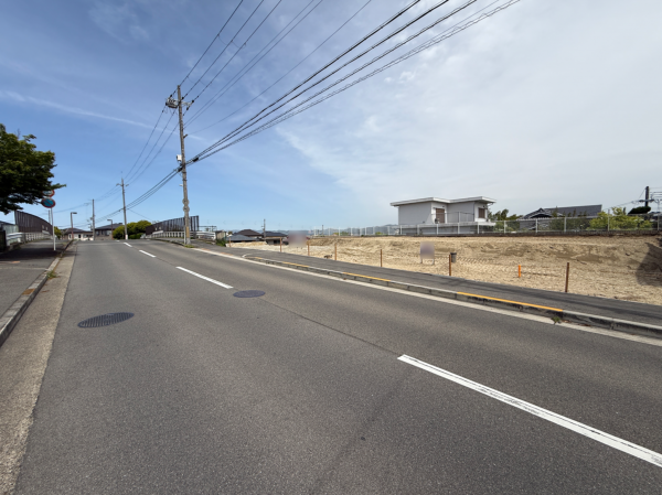 京田辺市松井ケ丘、土地の前面道路を含む現地写真画像です