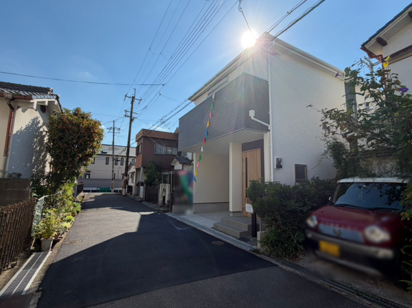 枚方市野村北町、新築一戸建ての前面道路を含む現地写真画像です