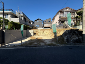 枚方市杉山手、土地の前面道路を含む現地写真画像です