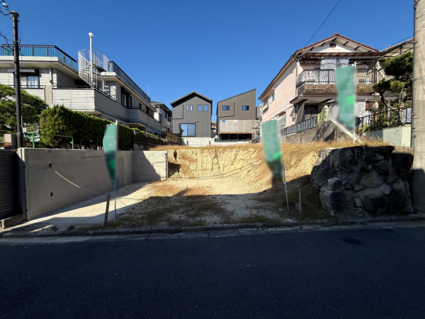 枚方市杉山手、土地の前面道路を含む現地写真画像です