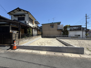 京田辺市薪、新築一戸建ての前面道路を含む現地写真画像です