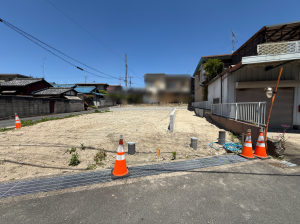 京田辺市薪、新築一戸建ての前面道路を含む現地写真画像です