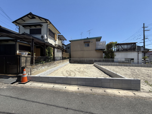 京田辺市薪、新築一戸建ての前面道路を含む現地写真画像です