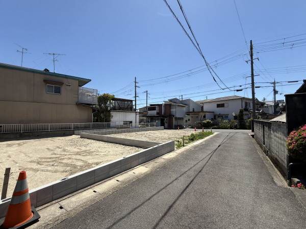京田辺市薪、新築一戸建ての前面道路を含む現地写真画像です