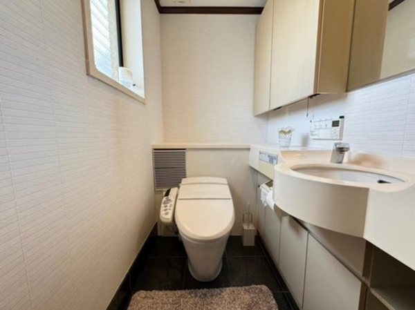 枚方市藤阪元町、中古一戸建てのトイレ画像です