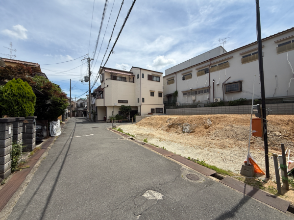 枚方市藤阪元町、新築一戸建ての前面道路を含む現地写真画像です