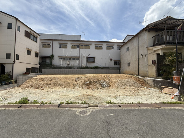 枚方市藤阪元町、新築一戸建ての前面道路を含む現地写真画像です