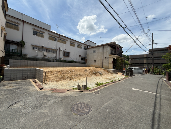 枚方市藤阪元町、新築一戸建ての前面道路を含む現地写真画像です