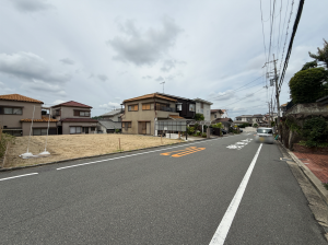 枚方市杉山手、土地の前面道路を含む現地写真画像です