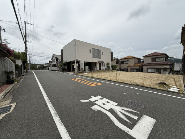 枚方市杉山手、土地の前面道路を含む現地写真画像です