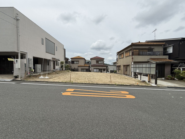 枚方市杉山手、土地の前面道路を含む現地写真画像です