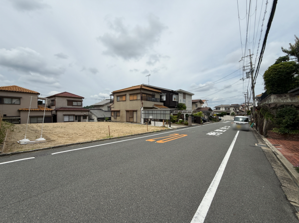 枚方市杉山手、土地の前面道路を含む現地写真画像です