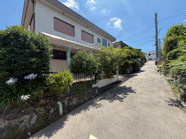 交野市妙見坂、土地の前面道路を含む現地写真画像です