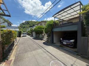 交野市星田山手、中古一戸建ての前面道路を含む現地写真画像です