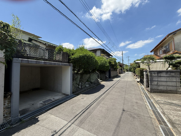 交野市星田山手、中古一戸建ての前面道路を含む現地写真画像です