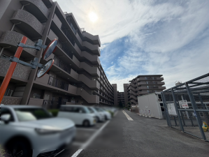 交野市郡津、中古マンションの駐車場画像です