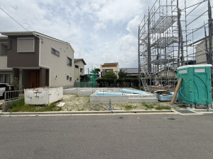 交野市私部、新築一戸建ての前面道路を含む現地写真画像です