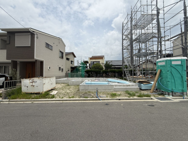 交野市私部、新築一戸建ての前面道路を含む現地写真画像です