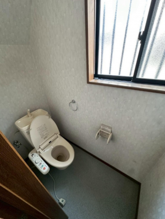 枚方市大字尊延寺、中古一戸建てのトイレ画像です