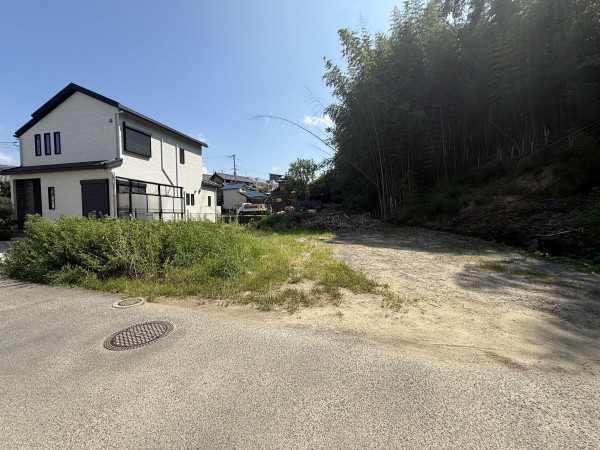 交野市私市、土地の前面道路を含む現地写真画像です
