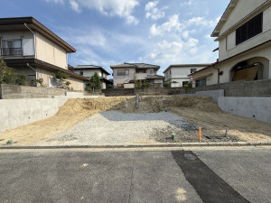 枚方市長尾台、新築一戸建ての前面道路を含む現地写真画像です