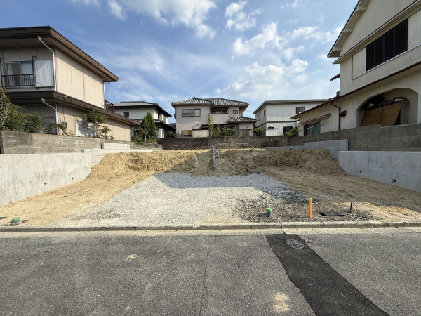 枚方市長尾台、新築一戸建ての前面道路を含む現地写真画像です