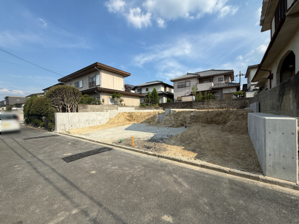 枚方市長尾台、新築一戸建ての前面道路を含む現地写真画像です