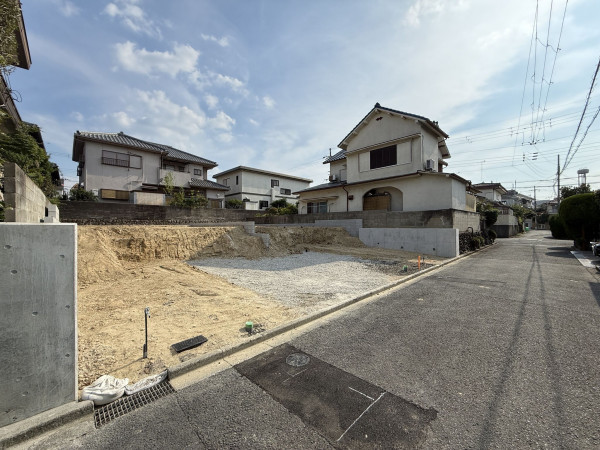 枚方市長尾台、新築一戸建ての前面道路を含む現地写真画像です