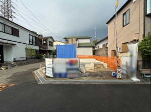 交野市私部、新築一戸建ての前面道路を含む現地写真画像です