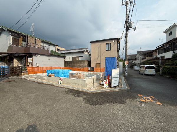 交野市私部、新築一戸建ての前面道路を含む現地写真画像です