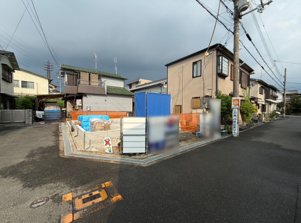 交野市私部、新築一戸建ての前面道路を含む現地写真画像です