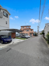 京田辺市薪、中古一戸建ての前面道路を含む現地写真画像です