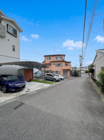 京田辺市薪、中古一戸建ての前面道路を含む現地写真画像です